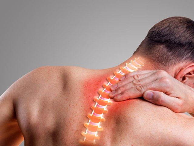 Cómo aliviar el dolor cervical con fisioterapia y osteopatía: consejos prácticos y ejercicios