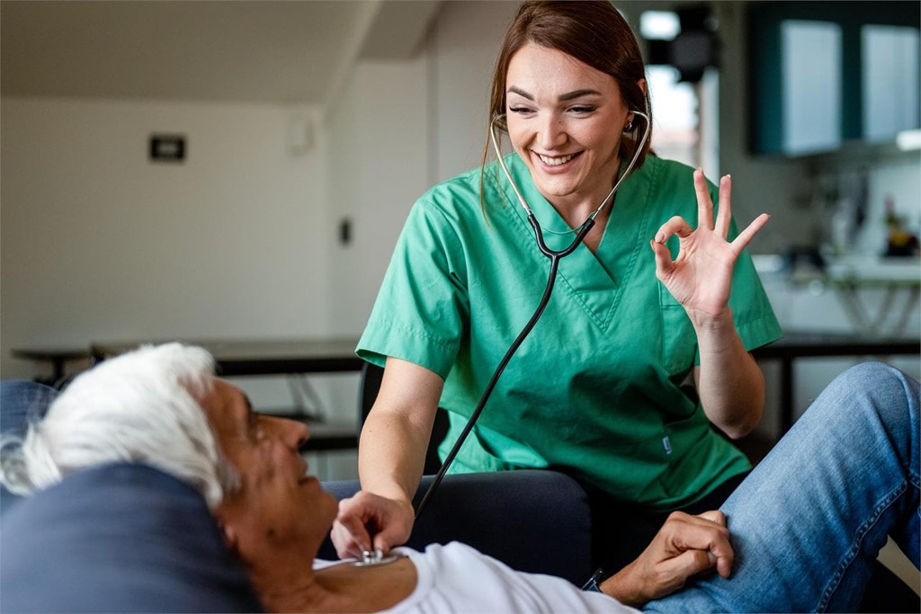 Cómo evitar caídas en personas mayores con programas de fisioterapia personalizada