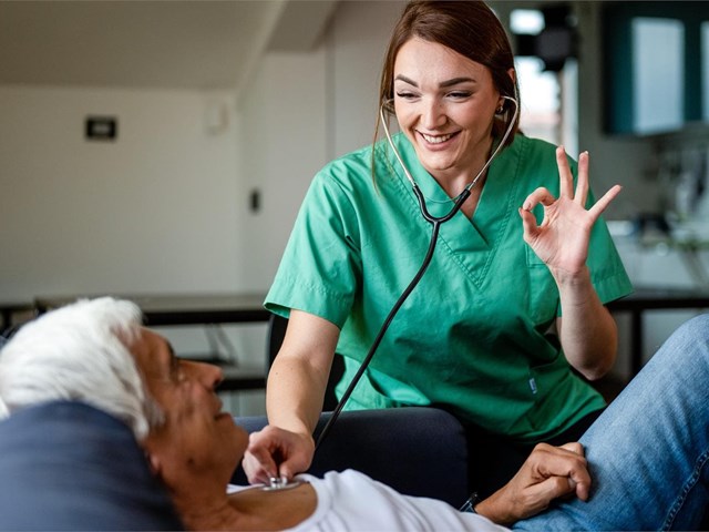 Cómo evitar caídas en personas mayores con programas de fisioterapia personalizada