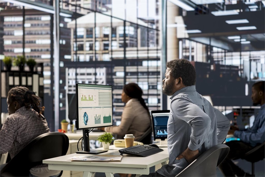 Dolor al levantarse de la silla: causas y tratamiento con fisioterapia en Galicia