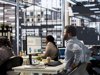 Dolor al levantarse de la silla: causas y tratamiento con fisioterapia en Galicia