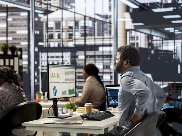 Dolor al levantarse de la silla: causas y tratamiento con fisioterapia en Galicia