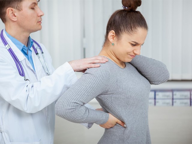 Dolor de espalda por estrés: cómo la fisioterapia en Galicia puede ayudarte a liberar tensiones