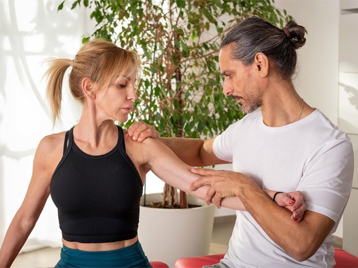 Dolor de hombro al levantar el brazo: tratamiento con fisioterapia en Galicia