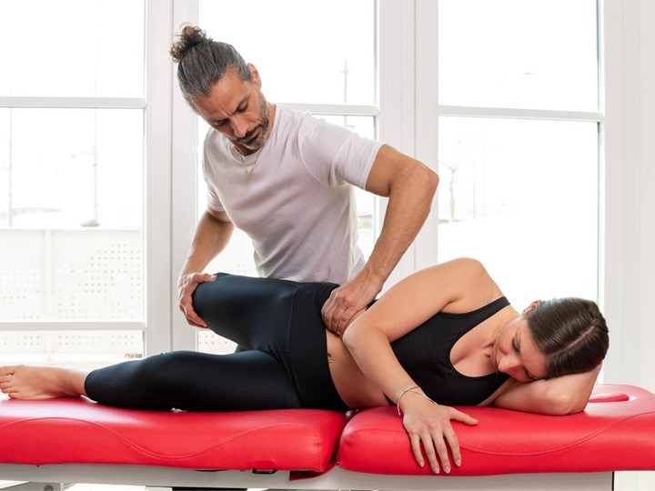 Por qué duele la cadera al dormir de lado y cómo tratarlo en Galicia