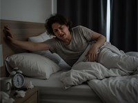 Rigidez al levantarse por la mañana por qué ocurre y cómo mejorarla con fisioterapia en Galicia