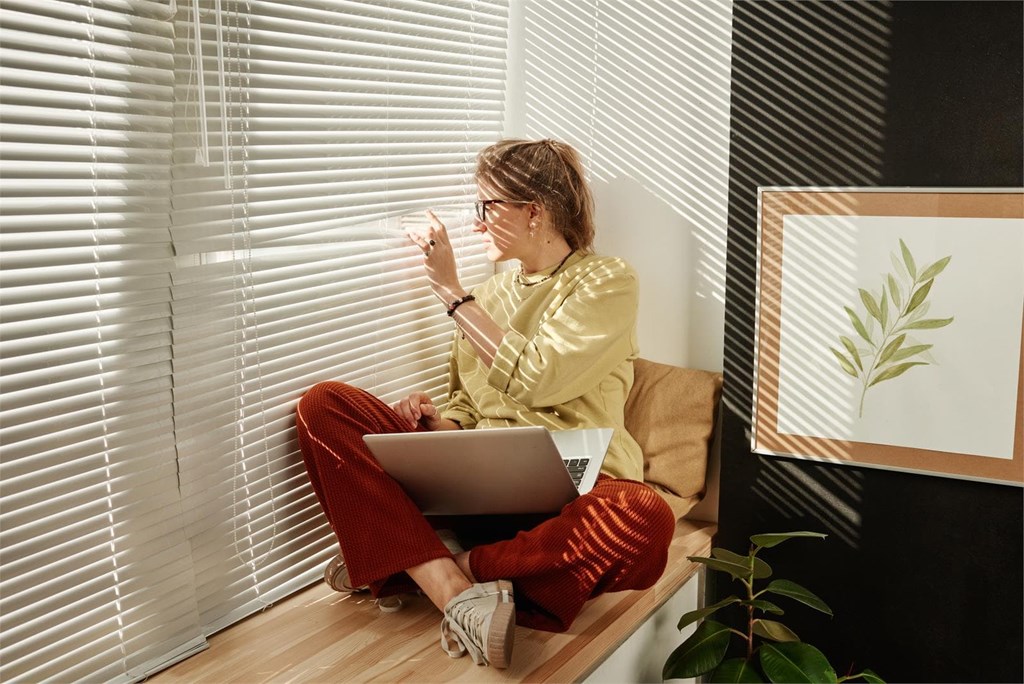 Teletrabajo en Santiago: 5 claves para evitar el dolor de espalda si pasas horas frente al ordenador