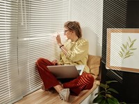 Teletrabajo en Santiago: 5 claves para evitar el dolor de espalda si pasas horas frente al ordenador