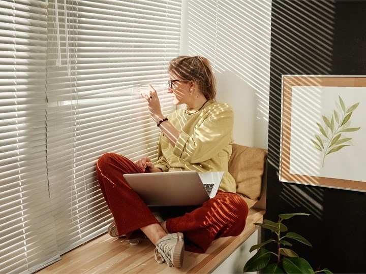 Teletrabajo en Santiago: 5 claves para evitar el dolor de espalda si pasas horas frente al ordenador